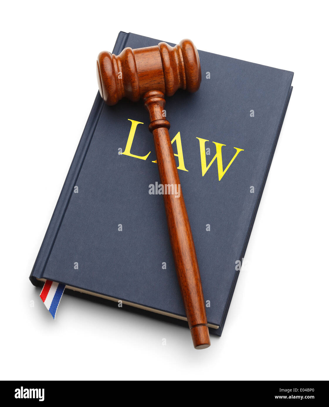 Gesetzbuch mit Hammer isoliert auf weißem Hintergrund. Stockfoto