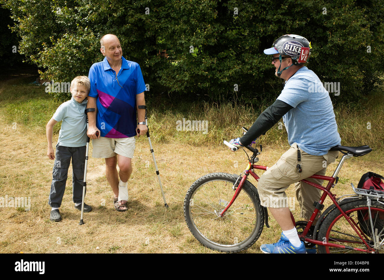 Polnischer Großvater auf Arm Krücken im Gespräch mit seinem Bike verrückten amerikanischen Schwiegersohn - drei Generationen. Zawady Zentralpolen Stockfoto