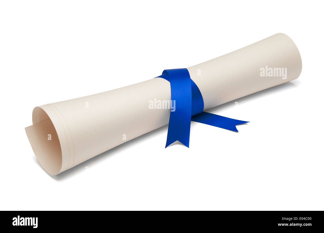 Diplom gebunden mit blauem Band auf einem weißen Hintergrund isoliert. Stockfoto