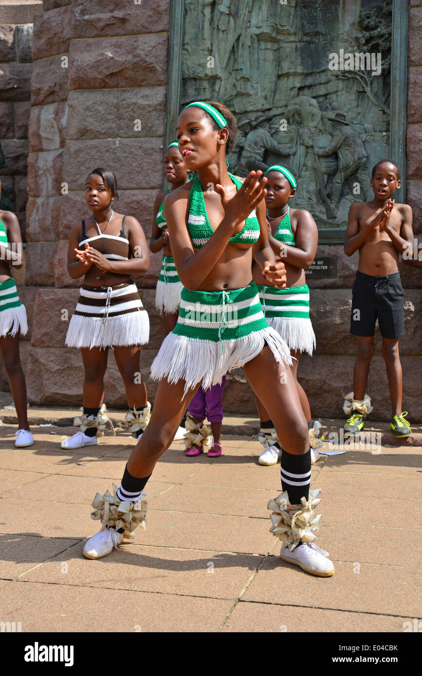 Kinder Zulu Tanz Troupe in Church Square (Kerkplein), Pretoria, Provinz Gauteng, Südafrika Stockfoto