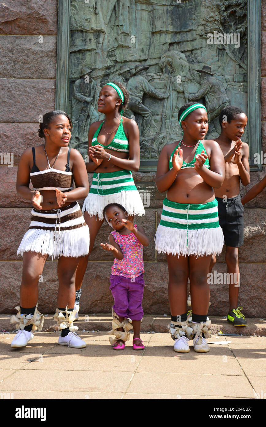 Kinder Zulu Tanz Troupe in Church Square (Kerkplein), Pretoria, Provinz Gauteng, Südafrika Stockfoto