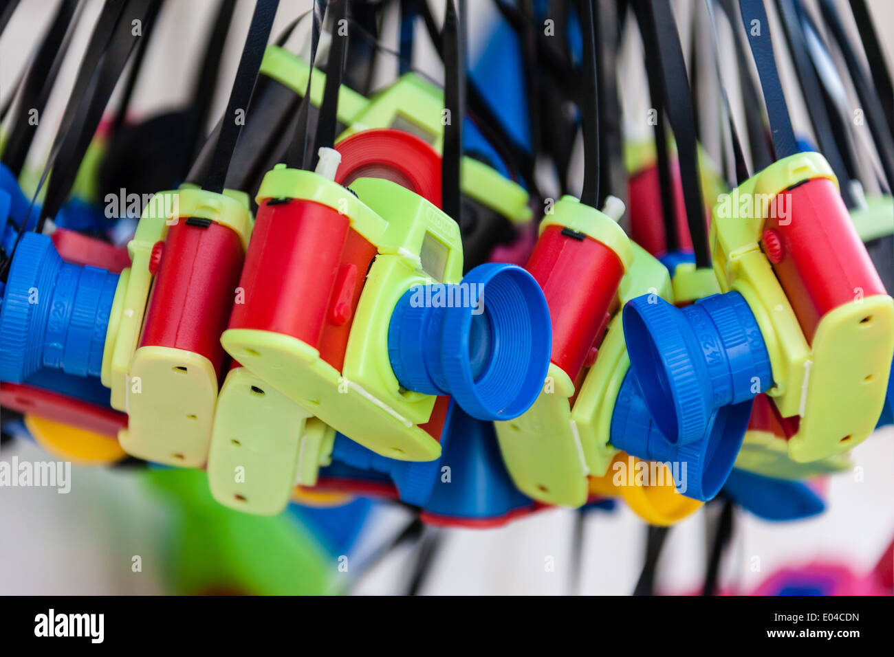 viele bunte Spielzeugkameras erhängt in einem italienischen Markt Stockfoto