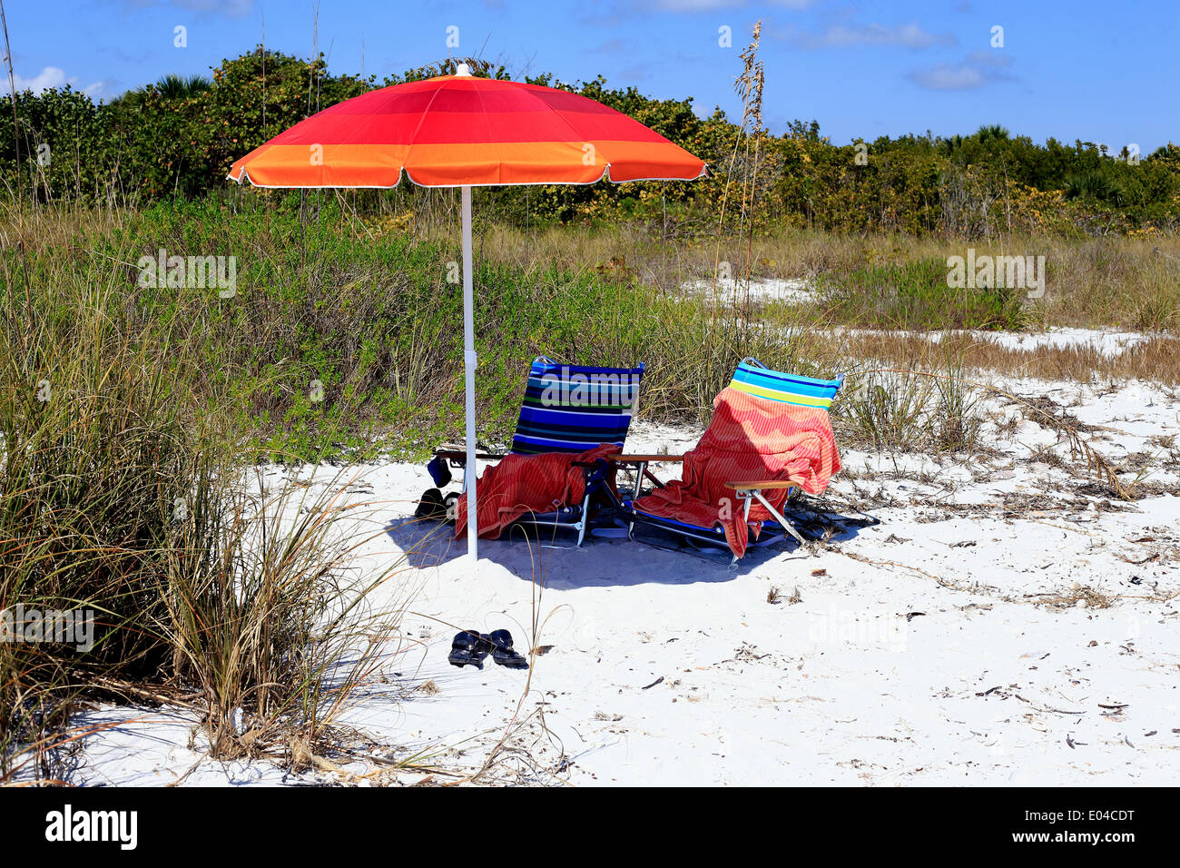 Liegestühle und Sonnenschirm am Strand von Sanibel auf Sanibel Island, Florida, USA Stockfoto