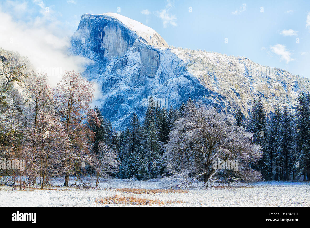 Half Dome im Yosemite-Nationalpark nur nach einem frischen Schneefall Stockfoto