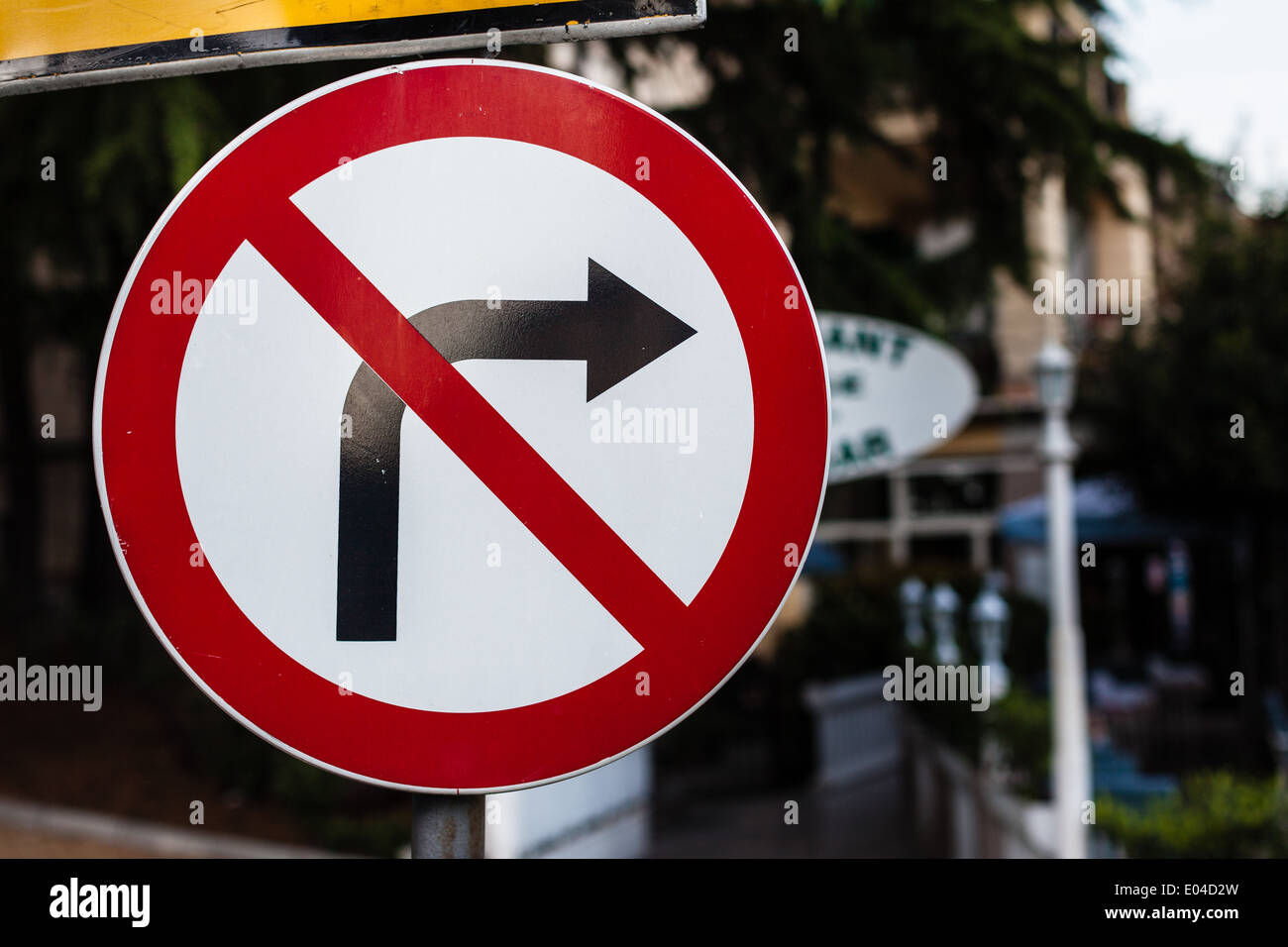 ein Schild verbietet nach rechts abbiegen Stockfoto