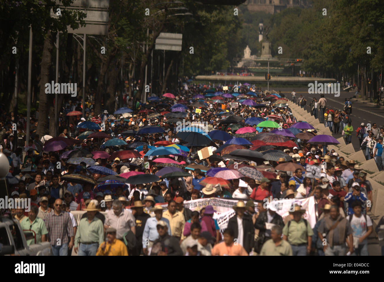 Mexico City, Mexiko. 1. Mai 2014. Arbeiter und Mitglieder der Fraktionen nehmen Teil an einer Demonstration anlässlich der International Labor Day in Mexiko-Stadt, Hauptstadt von Mexiko, am 1. Mai 2014. Bildnachweis: Abdel Meza/Xinhua/Alamy Live-Nachrichten Stockfoto