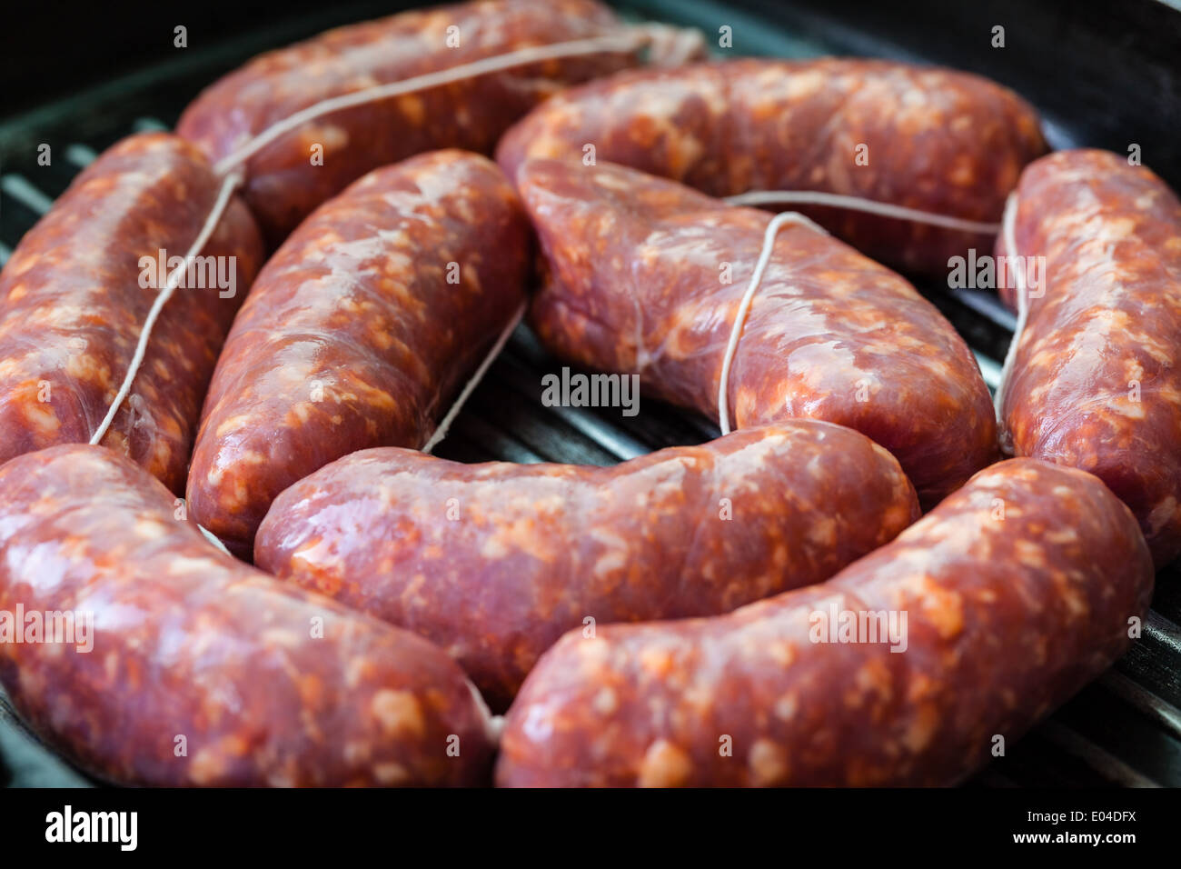 Eine saftige und gewürzte Wurst auf einer Grillen Pfanne Kochen Stockfoto