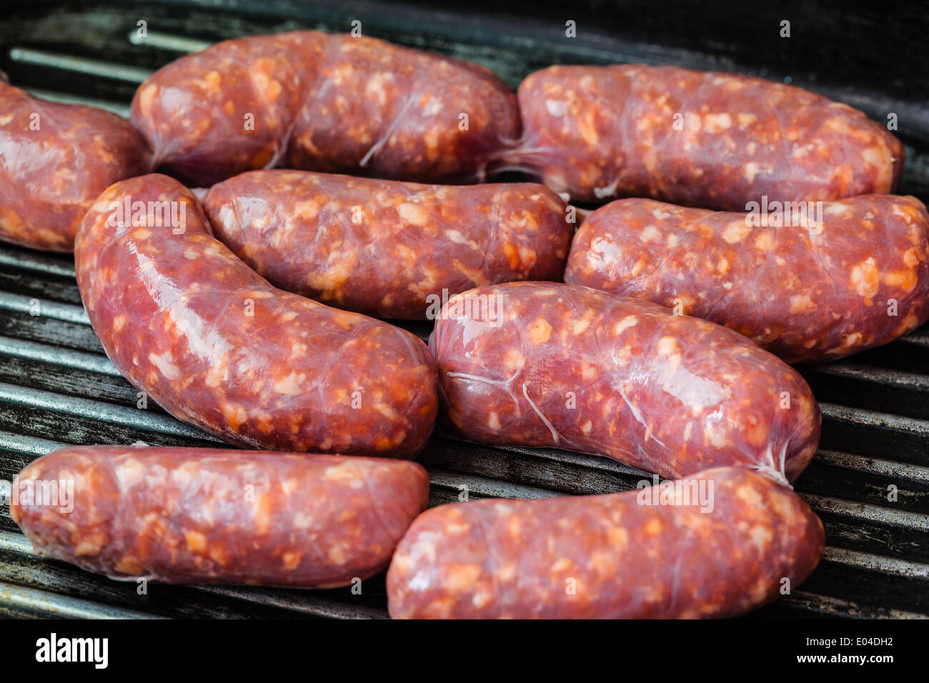 Eine saftige und gewürzte Wurst auf einer Grillen Pfanne Kochen Stockfoto