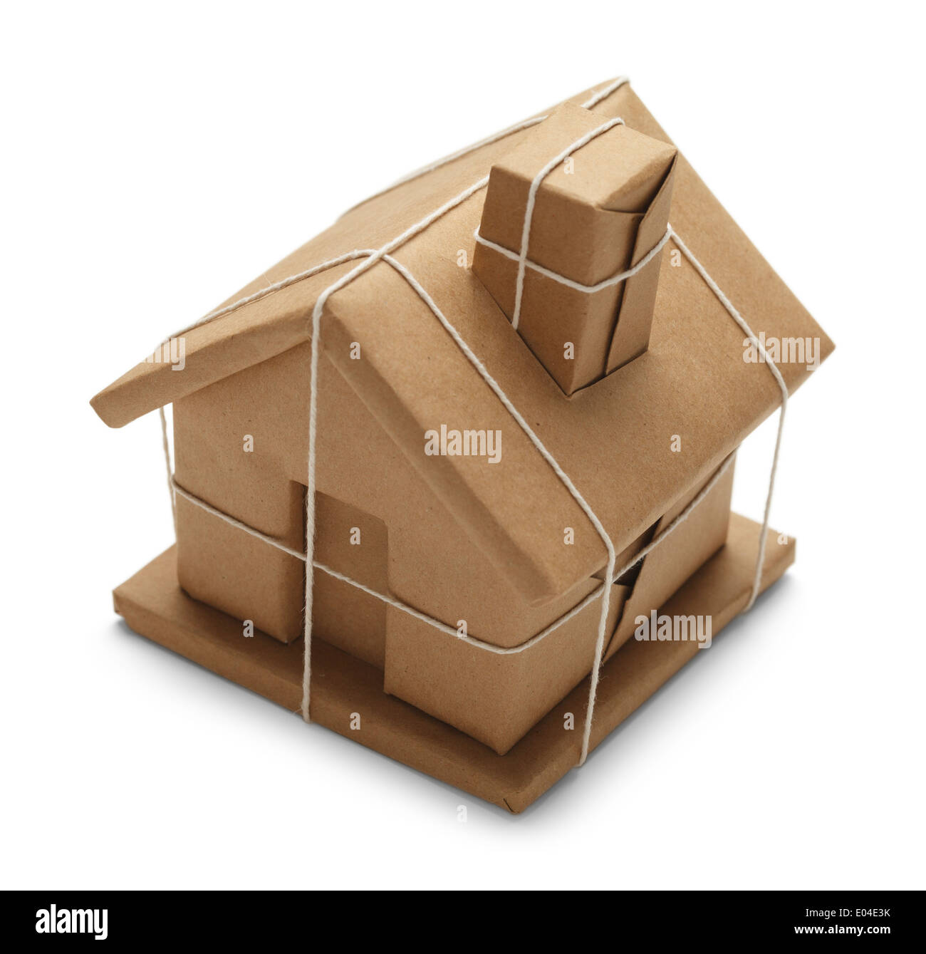 Haus eingepackt In braun Papier und Seil isoliert auf weißem Hintergrund. Stockfoto