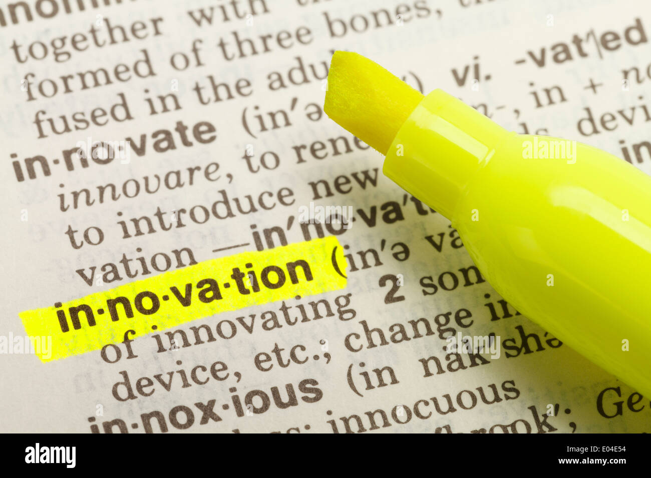 Das Wort Innovation im Wörterbuch mit gelben Marker Textmarker hervorgehoben. Stockfoto