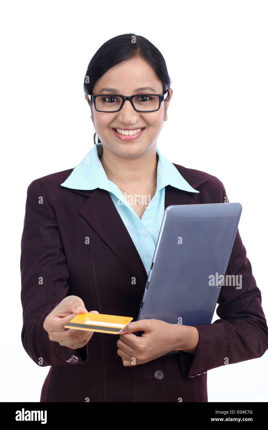 Lächelnde junge Geschäftsfrau mit Tisch und Kreditkarte vor weißem Hintergrund Stockfoto
