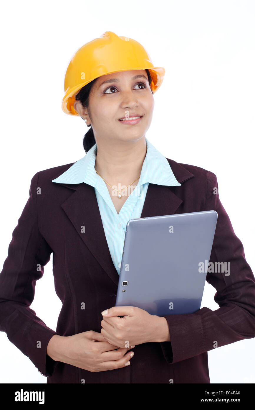 Junge indische Ingenieurin mit Tablet vor weißem Hintergrund Stockfoto