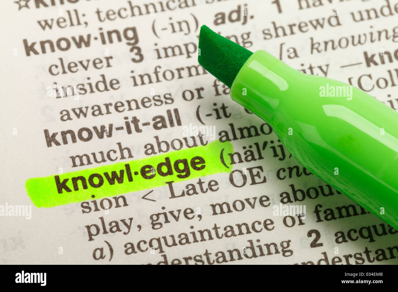Das Wort wissen im Wörterbuch mit gelben Marker Textmarker hervorgehoben. Stockfoto