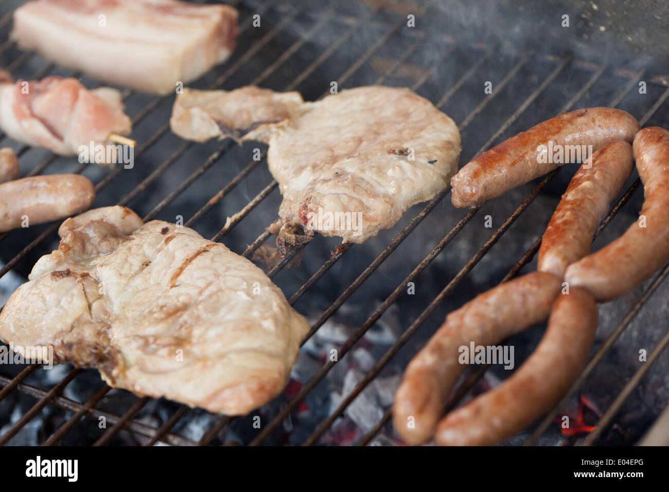 Mehrere Arten von Fleisch auf dem Grill zubereitet Stockfoto