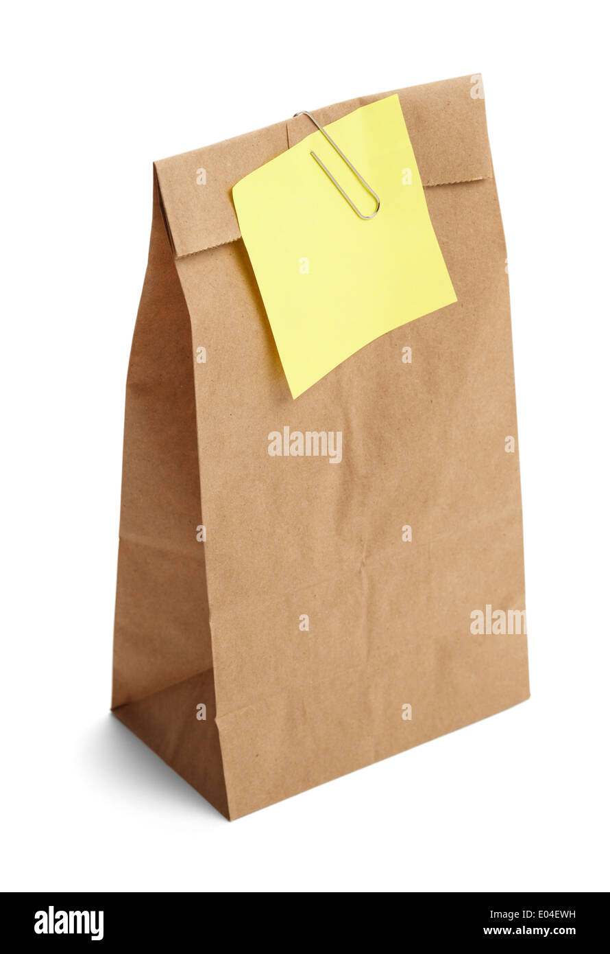 Braune Papiertüte mit gelben Zettel hielt sich mit Büroklammer isoliert auf weißem Hintergrund. Stockfoto