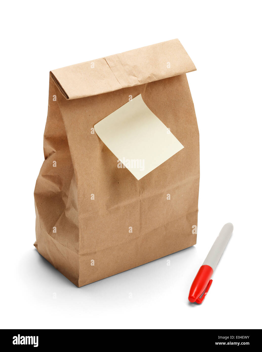 Brown Paper Bag Lunch mit textfreiraum und Haftnotiz plus Marker auf einem weißen Hintergrund isoliert. Stockfoto