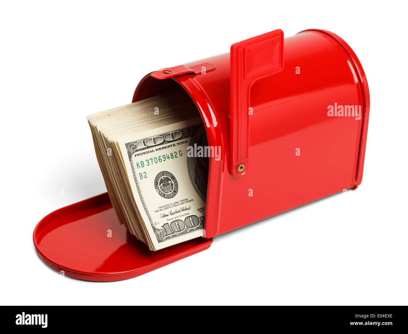 Roten Briefkasten mit Geld herausragen isoliert auf weißem Hintergrund. Stockfoto