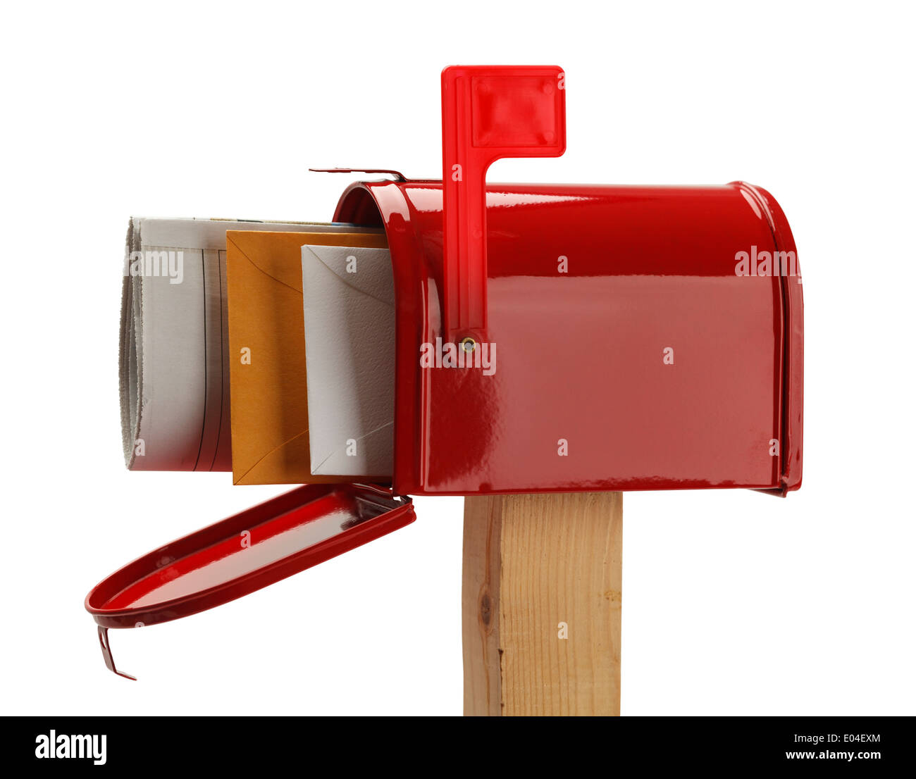 Roten Briefkasten mit Briefen und Zeitung, Isolated on White Background. Stockfoto