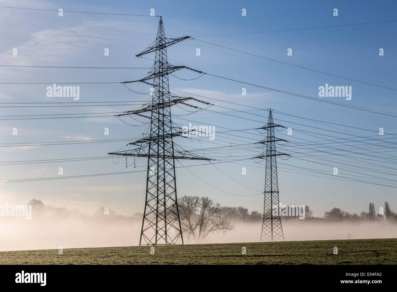 Strommasten, Stromleitungen im Morgennebel, in der Nähe von Bochum-Werne Stockfoto