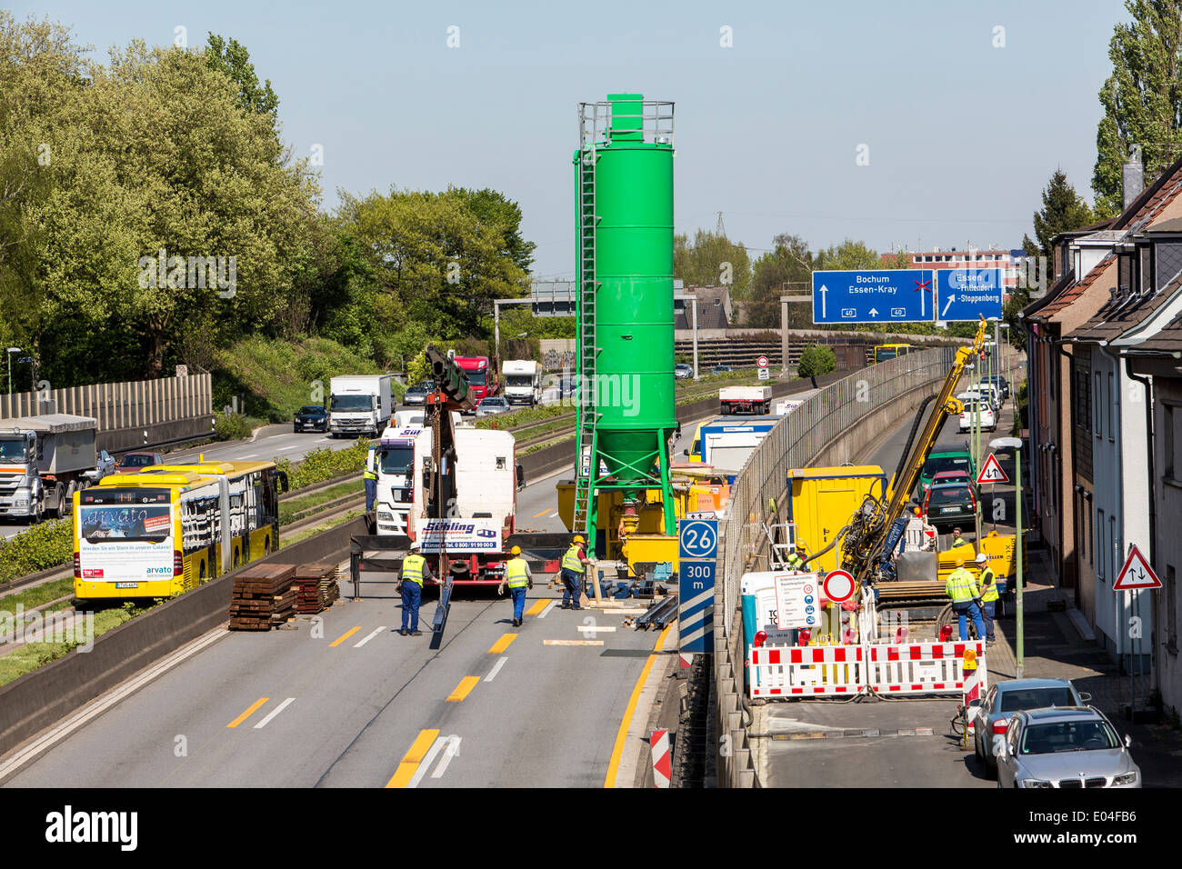 Autobahn-Schließung wegen einer alten Kohle Mine Welle of1847 auf der A40 Autobahn in die Stadt Essen. Befüllung arbeitet mit Beton. Stockfoto