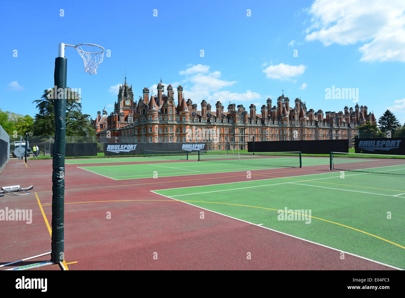 Der Gründer Gebäude und Tennis-courts, Royal Holloway, University of London, Egham Hill, Egham, Surrey, England, Vereinigtes Königreich Stockfoto