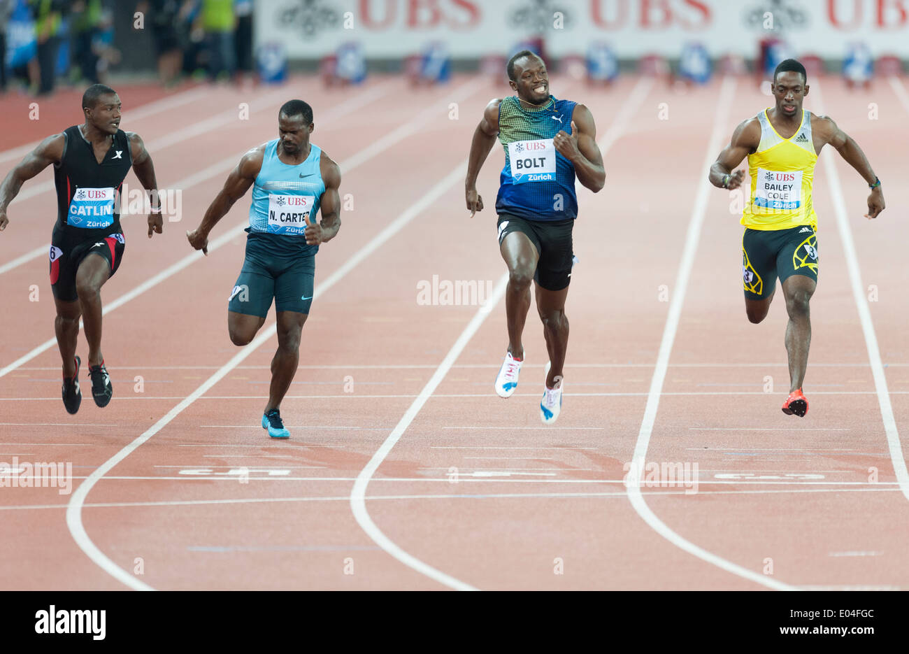 Usain Bolt (JAM) schlägt Nesta Carter (Marmelade, links) und Bailey Cole (Marmelade, rechts) beim Abschlussrennen 100m Zürich IAAF Diamond League Stockfoto
