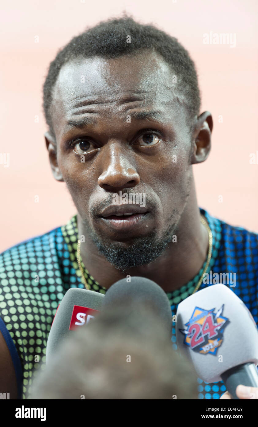 Usain Bolt (JAM) nach seinem Sieg bei der IAAF Diamond League Final 100m Rennen "Weltklasse Zürich" im Zürcher Letzigrund-Stadion Stockfoto