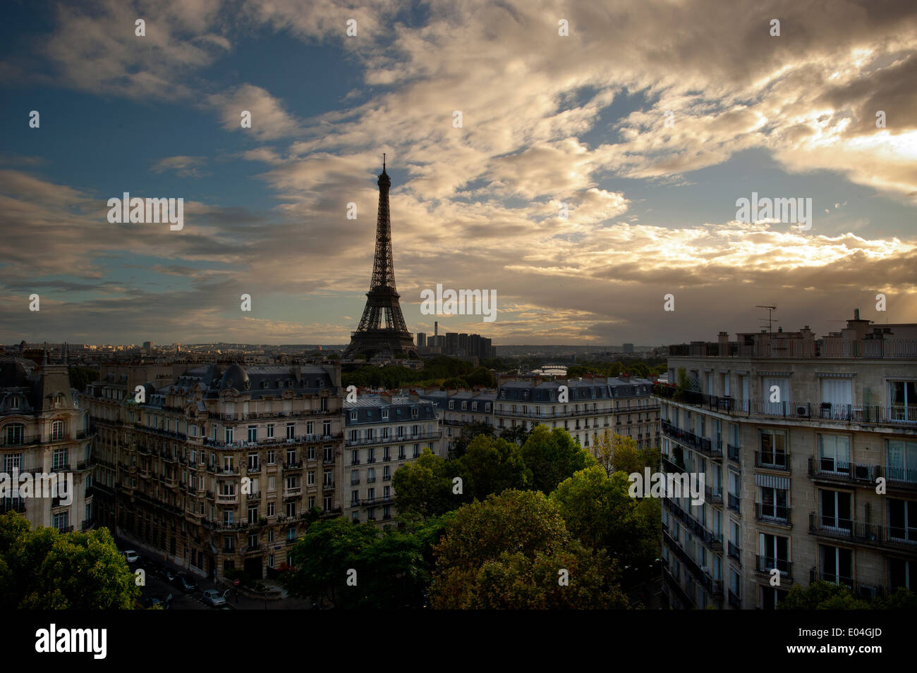 Der Eiffel Turm und Straße Landschaft bei Sonnenuntergang von der Spitze eines Gebäudes in Paris. Stockfoto