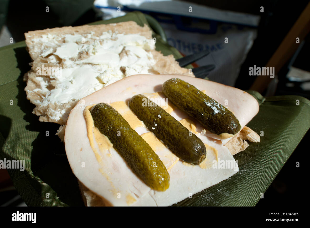 Eine Gurke Sandwich offen und bereit, in Paris im Freien zu essen. Stockfoto