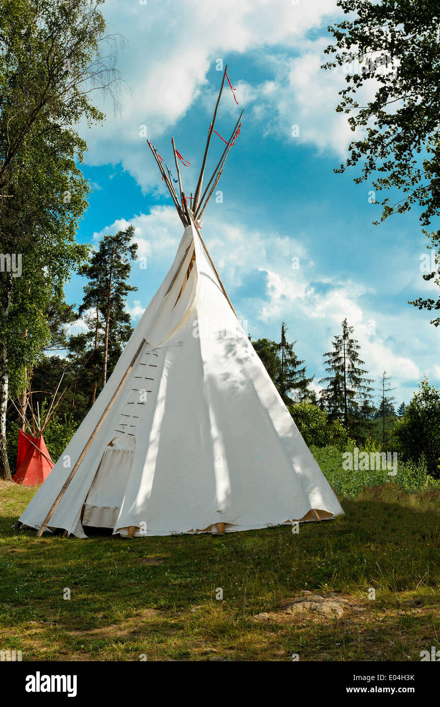 Ein Tipi (auch Tipi und Tipi) ist eine konische Zelt, traditionell aus Tierhäuten und Holzstangen gegen blauen Himmel Stockfoto