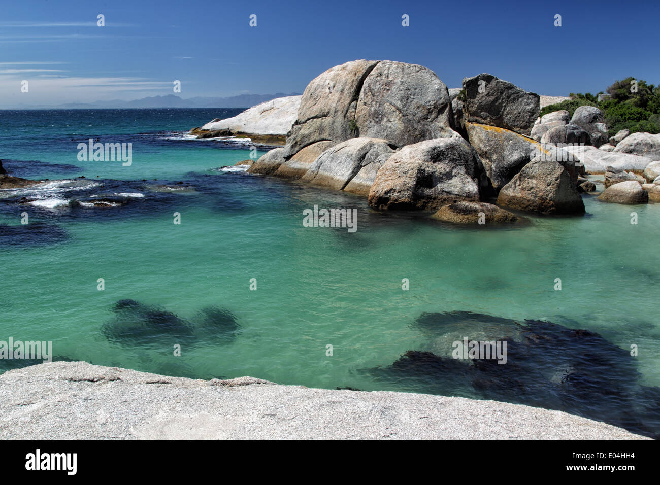 Boulders Beach mit riesigen Felsen im Wasser bei Simons Town auf der Kap-Halbinsel in der Nähe von Cape Town, Südafrika. Stockfoto
