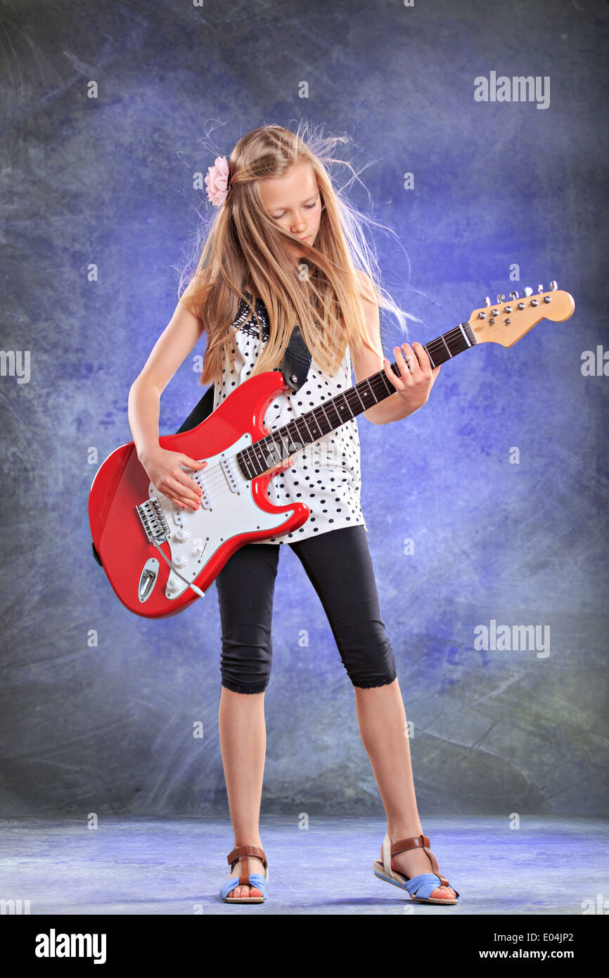 Porträt des jungen Mädchens mit einer Gitarre auf der Bühne Stockfoto