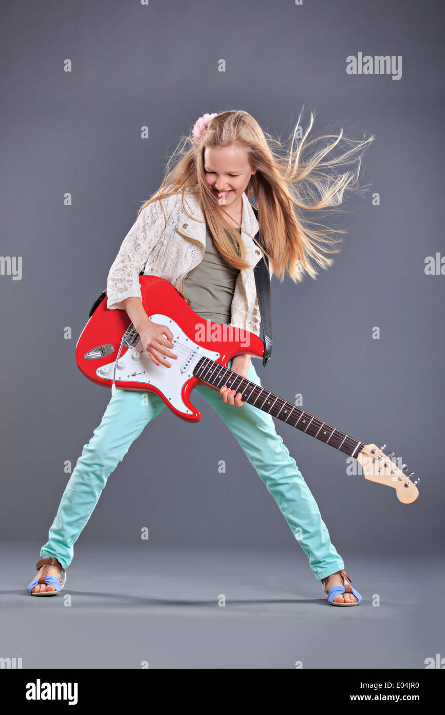 Porträt des jungen Mädchens mit einer Gitarre auf der Bühne Stockfoto