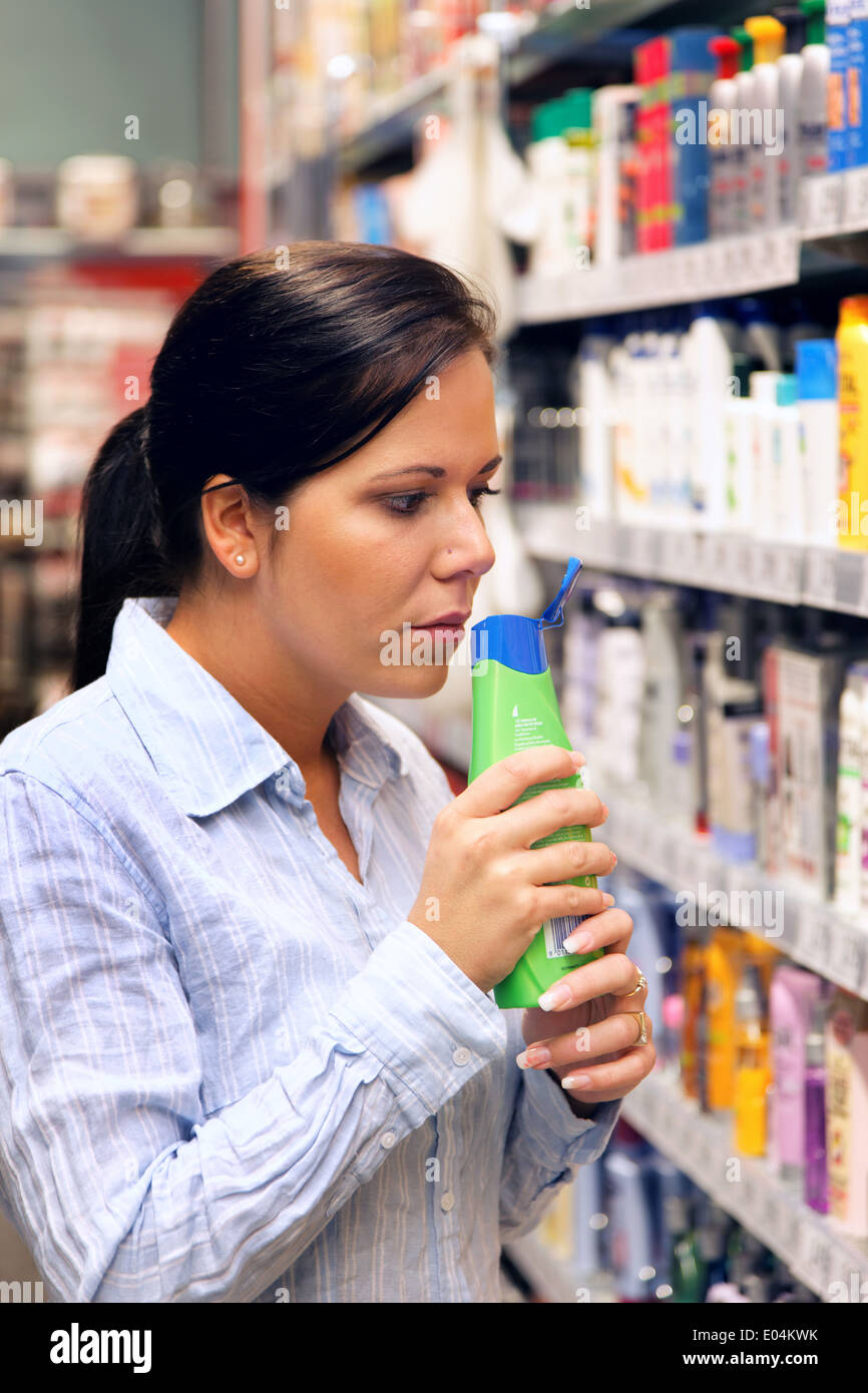 Junge Frau in eine Apotheke Shop Markt mit Kauf, Junge Frau in Einem Drogerie Markt Bei Einkauf Stockfoto