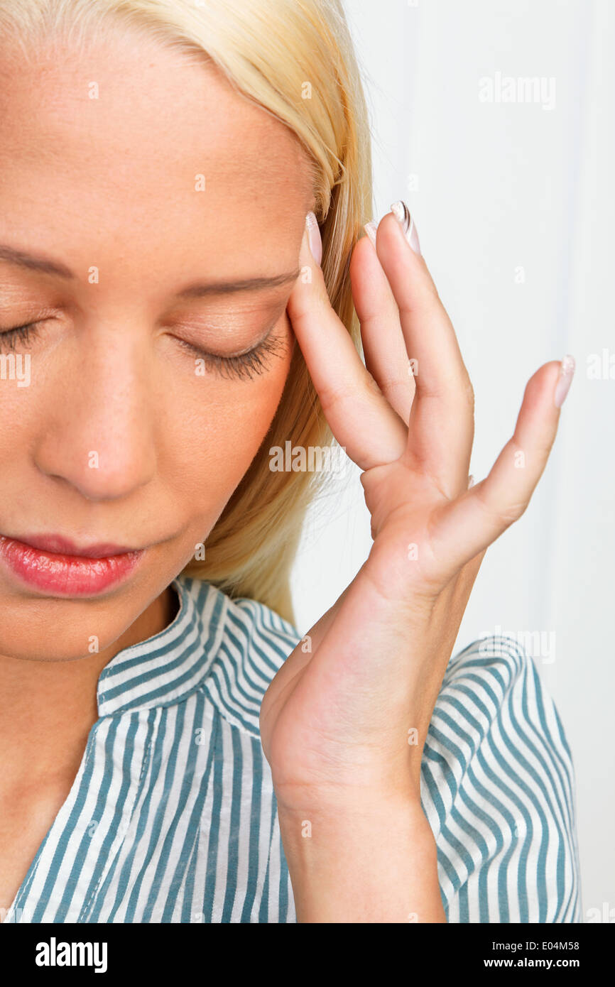 Junge Frau mit unter Druck setzen, bedingte Schmerzen im Kopf, Junge Frau Mit Stress Bedingten Schmerzen Im Kopf Stockfoto