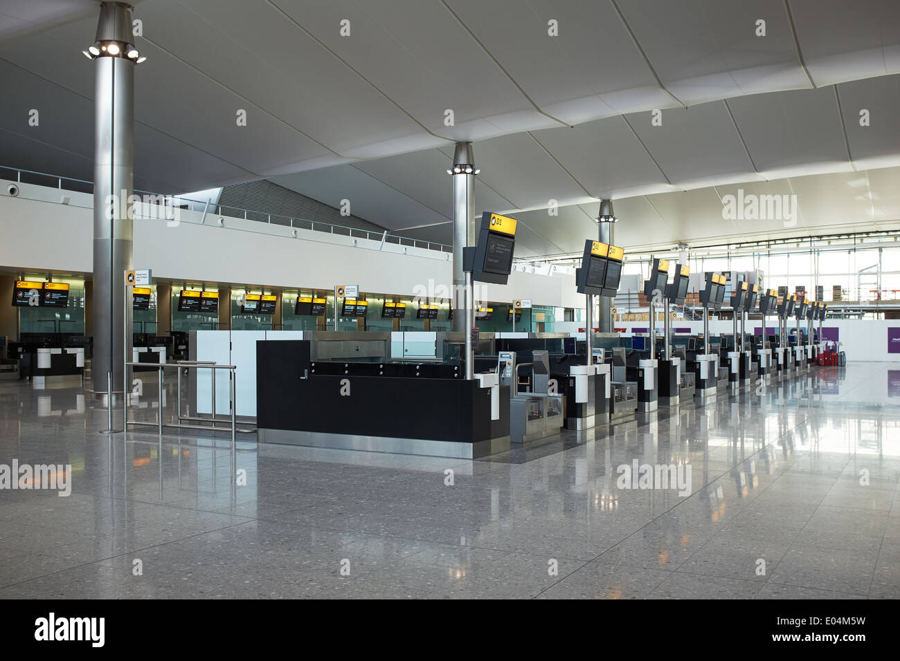 London Heathrow Flughafen terminal 2 check-in Schalter Stockfoto