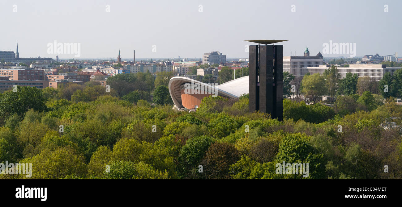 Das Haus der Kulturen der Welt (Haus der Kulturen der Welt). Aus der Vogelperspektive. Im Vordergrund Tiergarten Park. Berlin Stockfoto