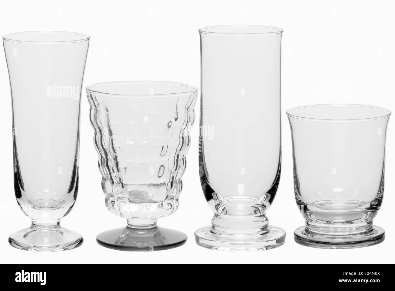vier verschiedene leeren Glas auf weißem Hintergrund Stockfoto
