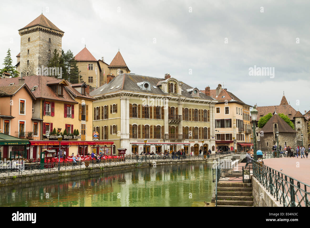 Restaurants neben dem Thiou Kanal der Altstadt von Annecy Centre, Annecy, Frankreich Stockfoto