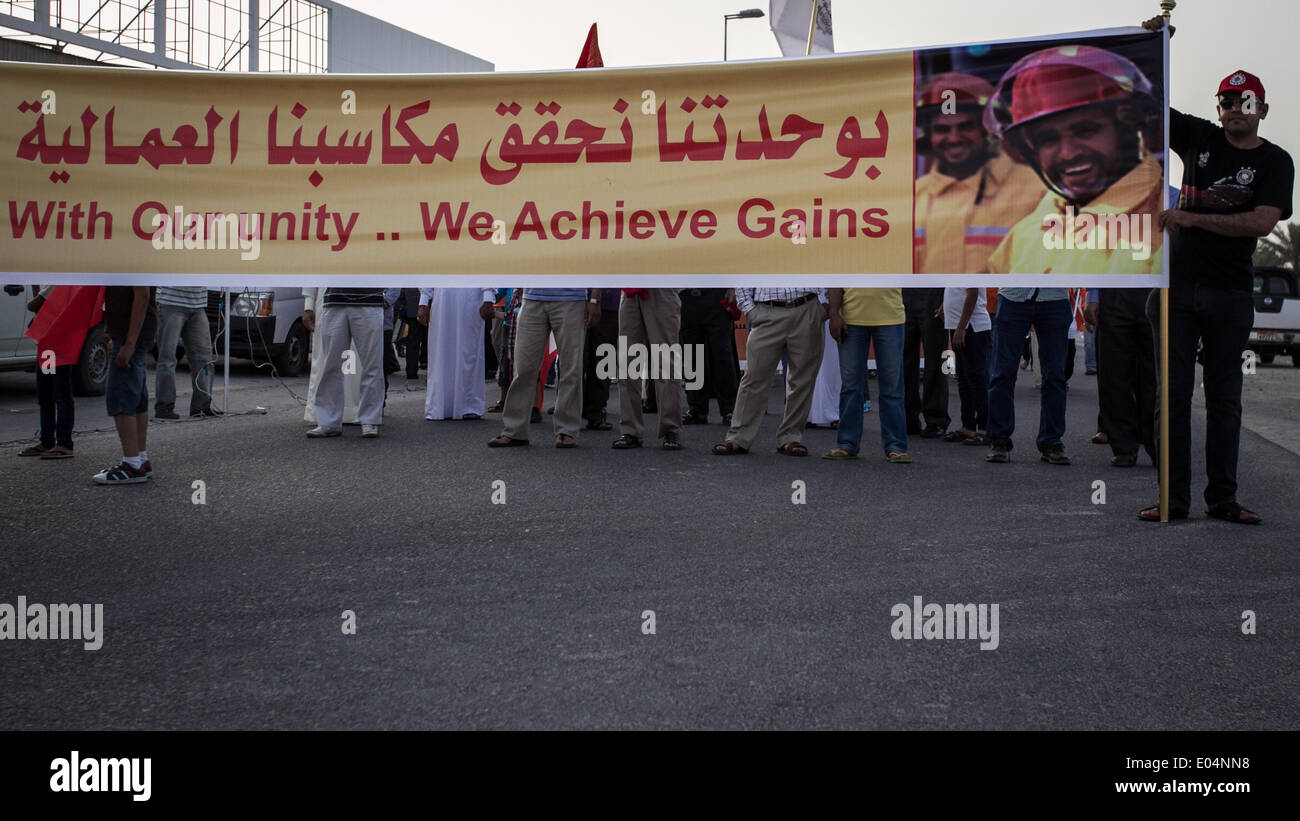 Isa-Stadt, Vereinigte Arabische Emirate. 1. Mai 2014. Demonstrationen von politischen Gesellschaften und Gewerkschaften die Pro-Govenrmnet verlangte, Arbeitnehmerrechte mit einer Steigerung der König Hamad Bin Isa AlKhalifa erhalten Bilder und Premierminister PE Khalifa Bin Salman AlKhalifa in die andere Seite gegen die Regierung arbeiten forderten Rückkehr an ihren Arbeitsplatz nach Entlassung sie für religiös motivierten Gründen während der Volksbewegung der Anforderungen mit dem arabischen Frühling im Februar 2011 am 01. Mai kam , 2014. Bildnachweis: Ahmed Alfardan/NurPhoto/ZUMAPRESS.com/Alamy Live-Nachrichten Stockfoto