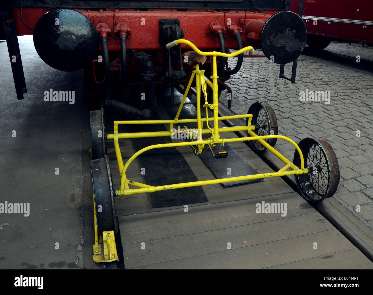 Bochum-Dahlhausen, Deutschland. 23. April 2014. Eine Draisine ist auf dem Display an das Eisenbahnmuseum Bochum-Dahlhausen, Germany, 23. April 2014. Das Museum eröffnete im Jahr 1977 von der deutschen Gesellschaft für Eisenbahngeschichte befindet sich in Bochum-Dahlhausen Bahnhof tätiges Unternehmen, das im Jahr 1969 geschlossen wurde. Es Deutschlands größte private Eisenbahnmuseum. Foto: Horst Ossinger/Dpa News WIRE SERVICE/Dpa/Alamy Live Stockfoto