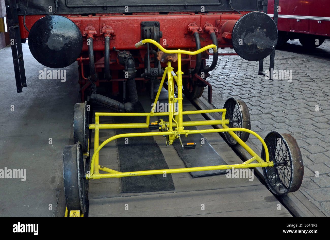 Bochum-Dahlhausen, Deutschland. 23. April 2014. Eine Draisine ist auf dem Display an das Eisenbahnmuseum Bochum-Dahlhausen, Germany, 23. April 2014. Das Museum eröffnete im Jahr 1977 von der deutschen Gesellschaft für Eisenbahngeschichte befindet sich in Bochum-Dahlhausen Bahnhof tätiges Unternehmen, das im Jahr 1969 geschlossen wurde. Es Deutschlands größte private Eisenbahnmuseum. Foto: Horst Ossinger/Dpa News WIRE SERVICE/Dpa/Alamy Live Stockfoto