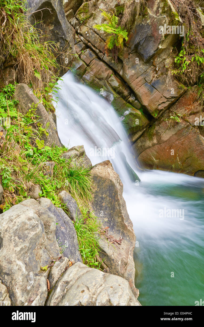 Der Zaskalnik Wasserfall in den Pieniny-Bergkette. Erstaunliche Naturschutzgebiet. Der Sopotnicki-Stream. Stockfoto