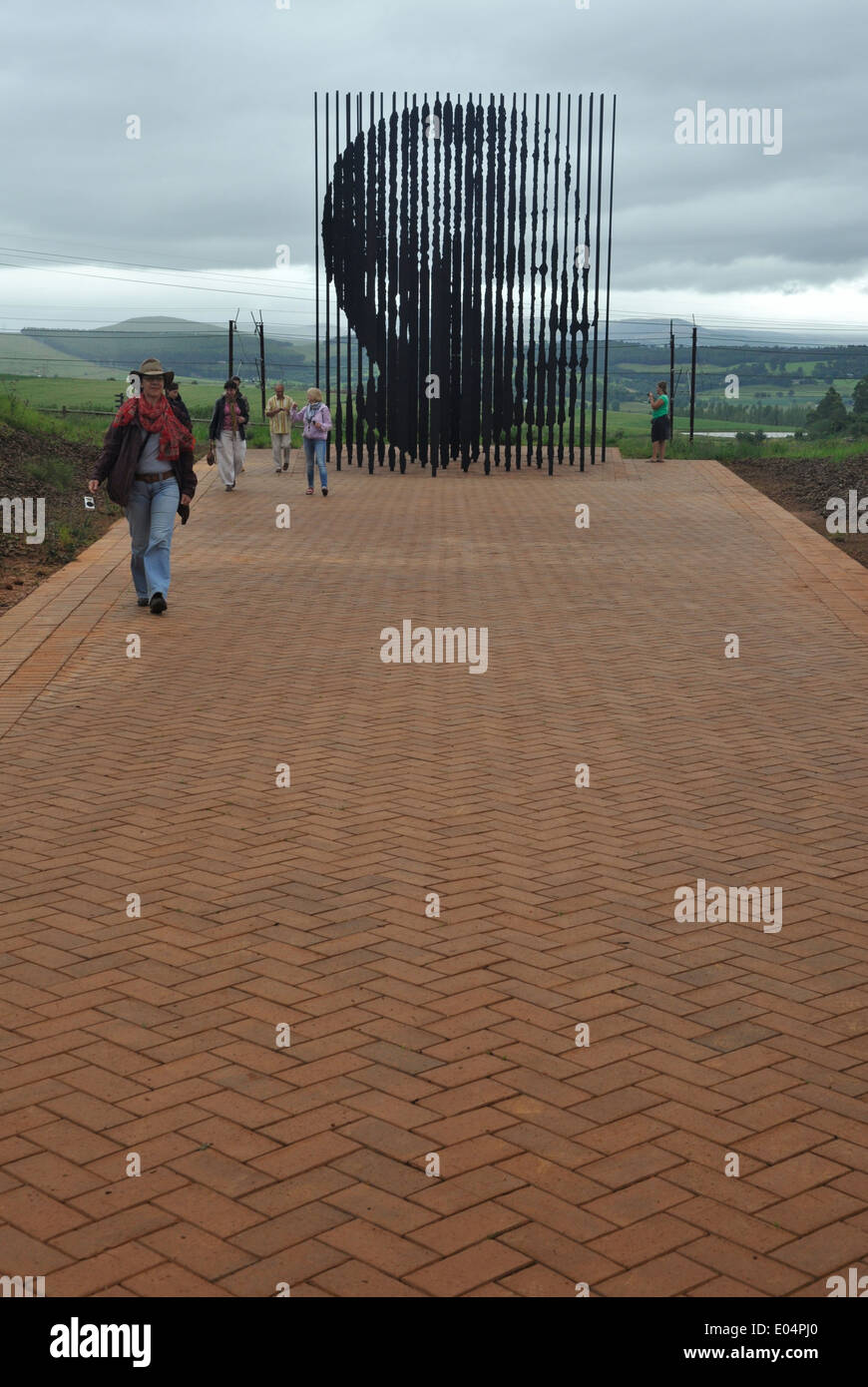 Howick, KwaZulu-Natal, Südafrika, Leute, die Skulptur von Marco Ciafonelli, lange Weg zur Freiheit Nelson Mandela Capture Ort, Landschaft Stockfoto