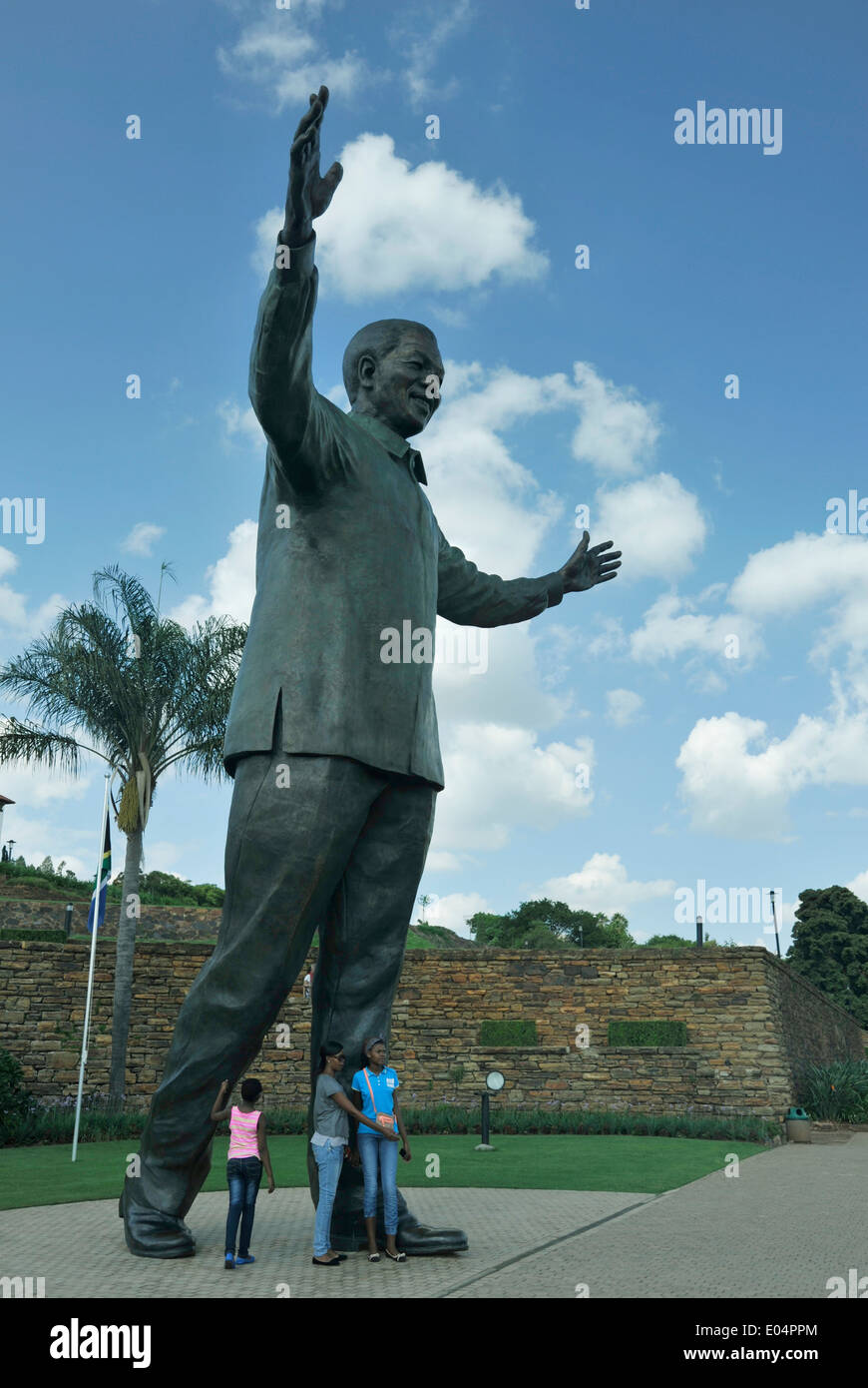 Tswane, Pretoria, Gauteng, Südafrika, drei Mädchen neben Bronzestatue von Nelson Mandela im Garten der Union Buildings Stockfoto