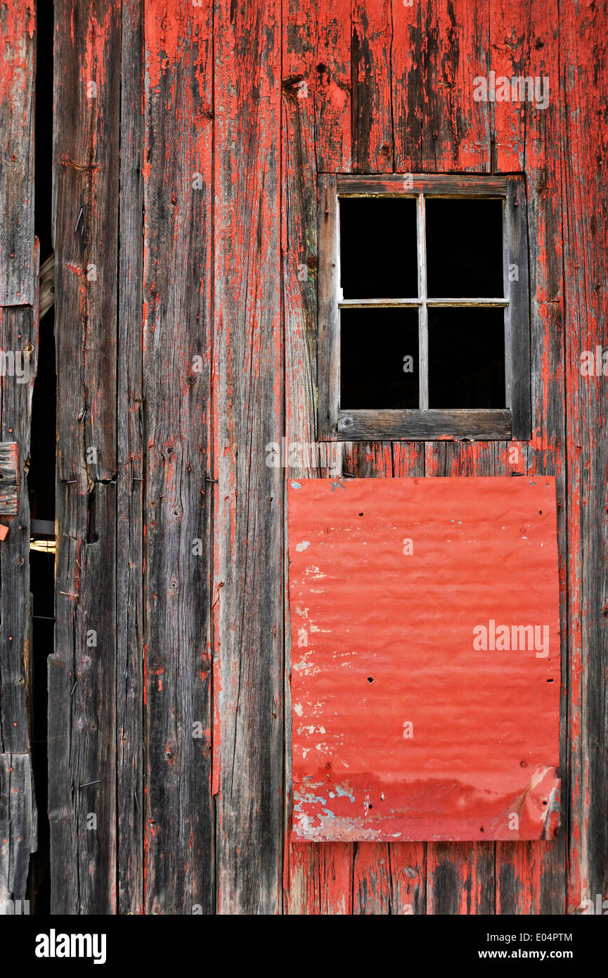 Alte verfallende Rustikal rot Holzwand mit quadratischen Fenster in verlassenen Gebäude, Hintergründe, Vernachlässigung, verlassen Stockfoto