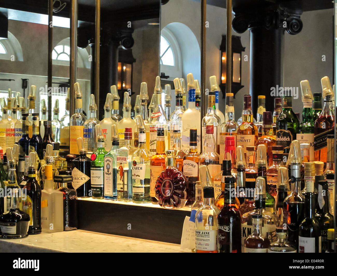Schnaps Flasche Back Bar im Bar Raum, Display neu renoviert Tavern on the Green Restaurant, NYC, USA Stockfoto