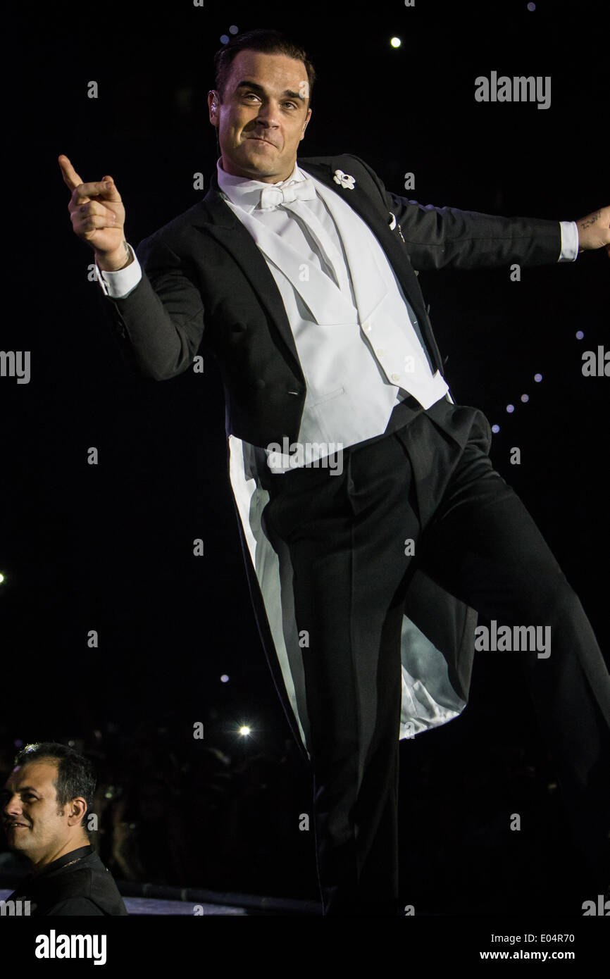 Turin Italien. 1. Mai 2014. Der britische Musiker ROBBIE WILLIAMS bei der PalaOlimpico während der "Schwingt sowohl Möglichkeiten Tour 2014" Credit tritt: Rodolfo weitertransferiert/Alamy Live News Stockfoto