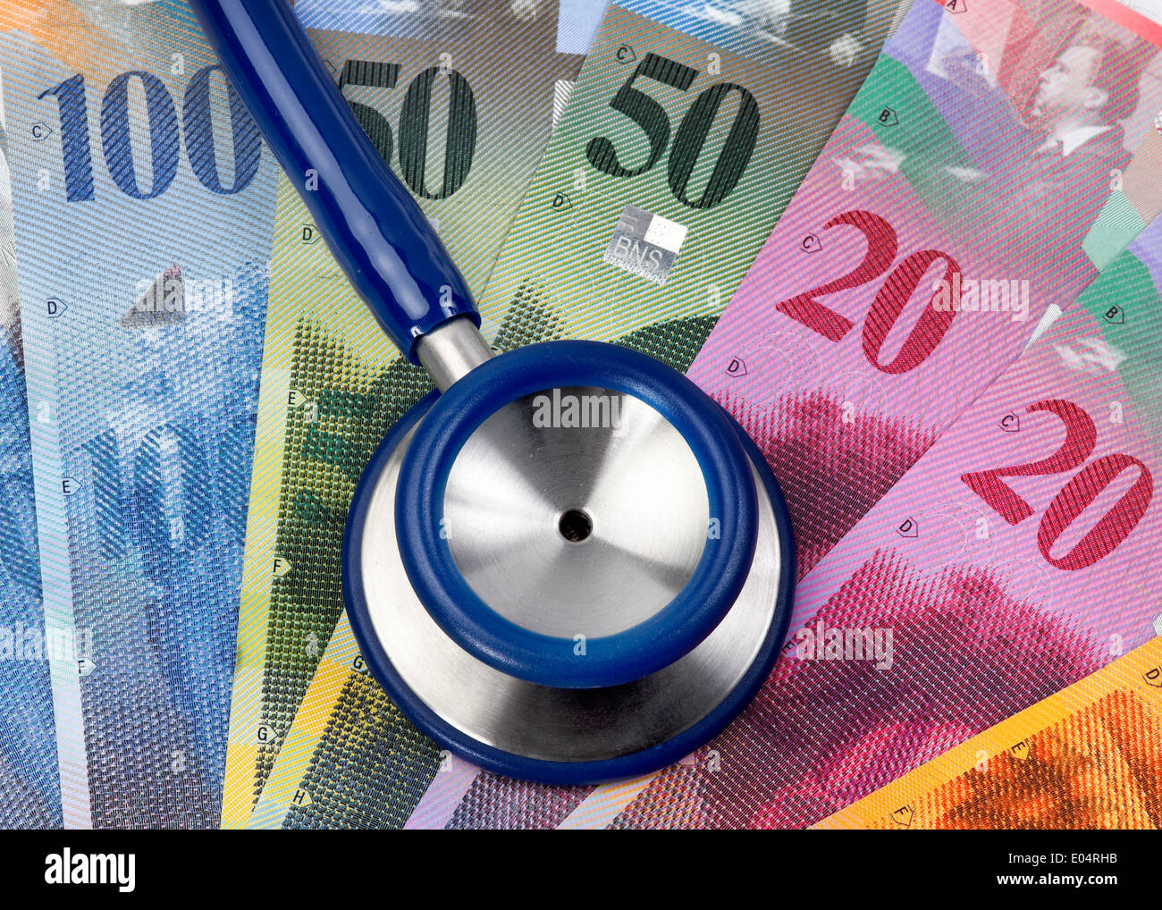 Schweizer Franken und Stethoskop ace ein Symbol für Gesundheitskosten, Schweizer Franken Und Stethoskop als Symbol Fuer Gesundheitskosten Stockfoto