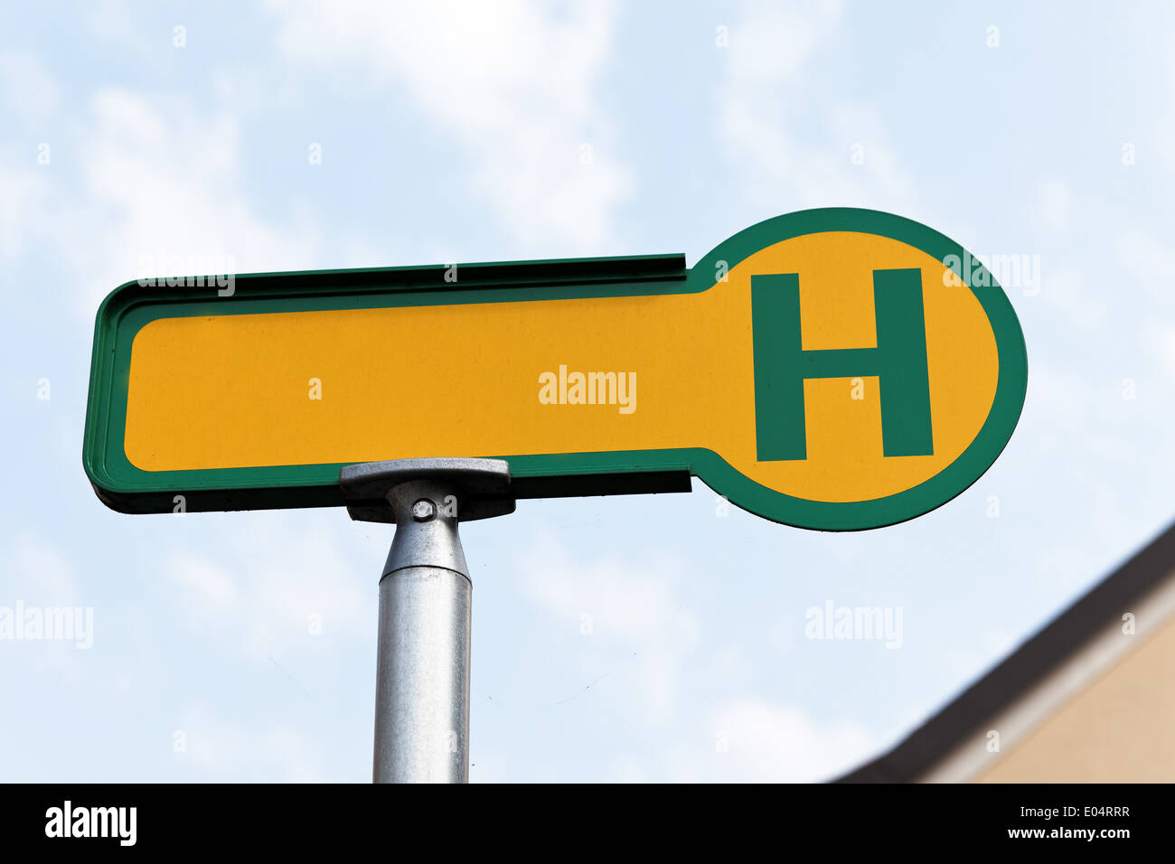 Gelbes Schild in einem Reisebus beenden Sie vor dem Himmel, Gelbes Hinweisschild ein Einer Bus-Haltestelle Vor Himmel Stockfoto